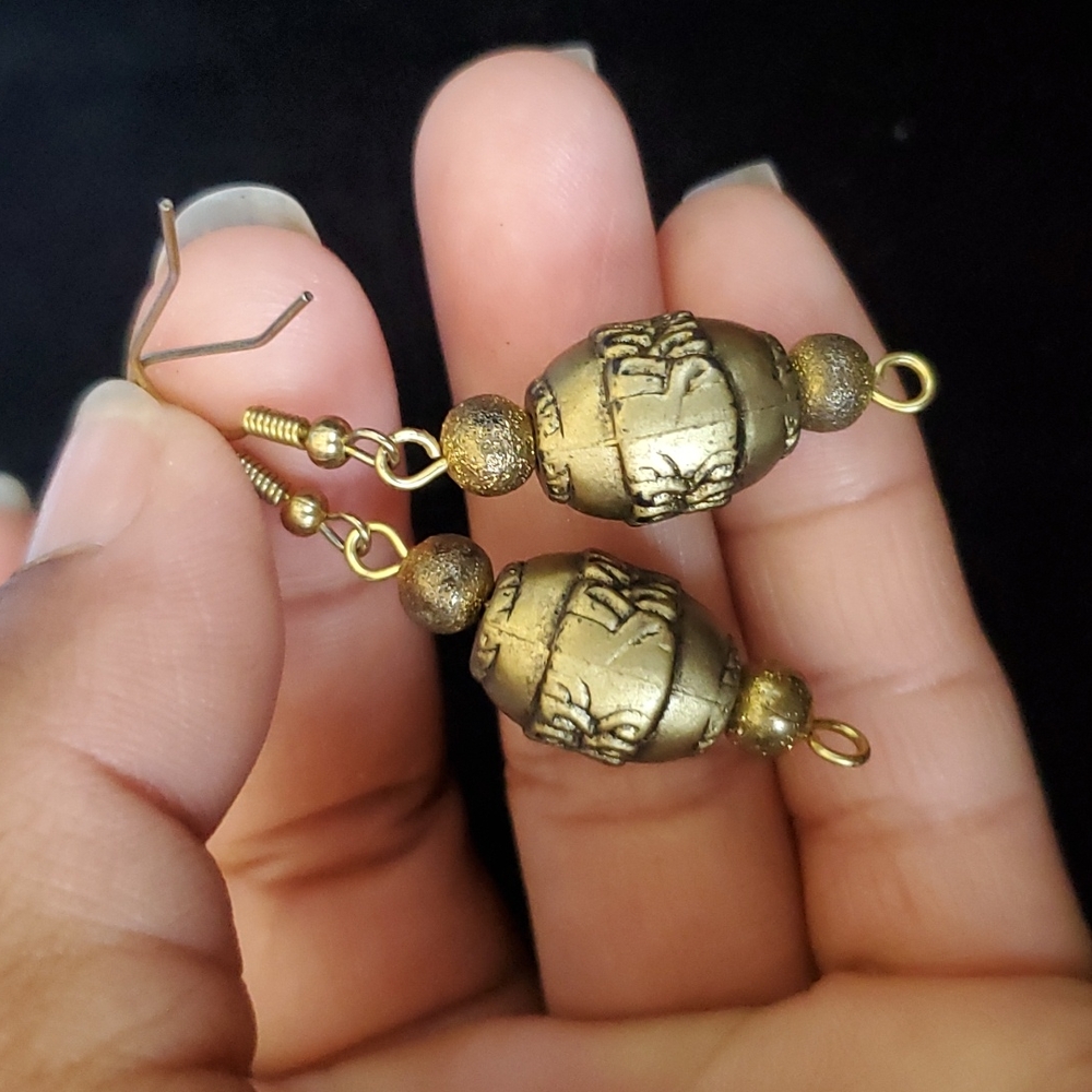 FASHION EARRINGS.